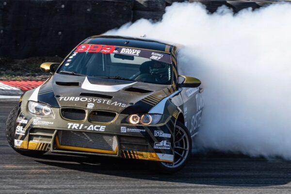 عرض لسيارات السباق في مطار بعذران: Drifting، تحدي كباش وتوزيع جوائز