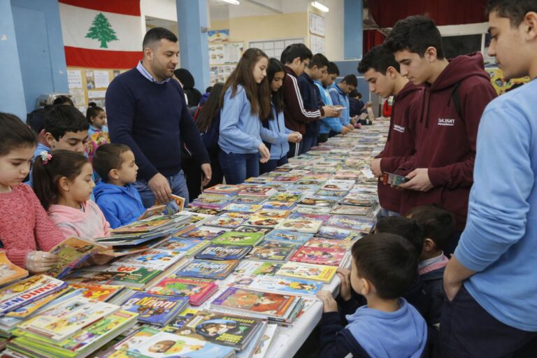 طفل يقرأ: معرض الكتاب الأول في مدرسة ديركوشة الرسمية بمشاركة نخبة من دور النشر … الدعوة عامة